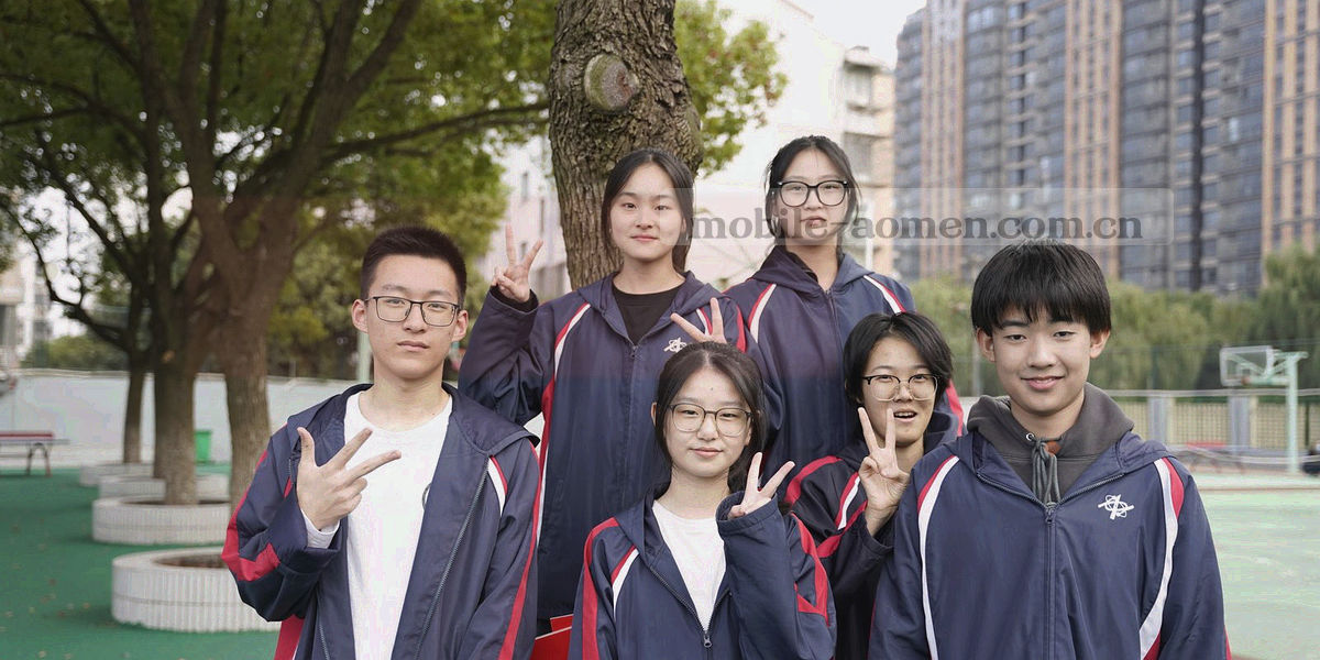 横向延伸的霓虹光带与版本节点示意，用于表现更新节奏
